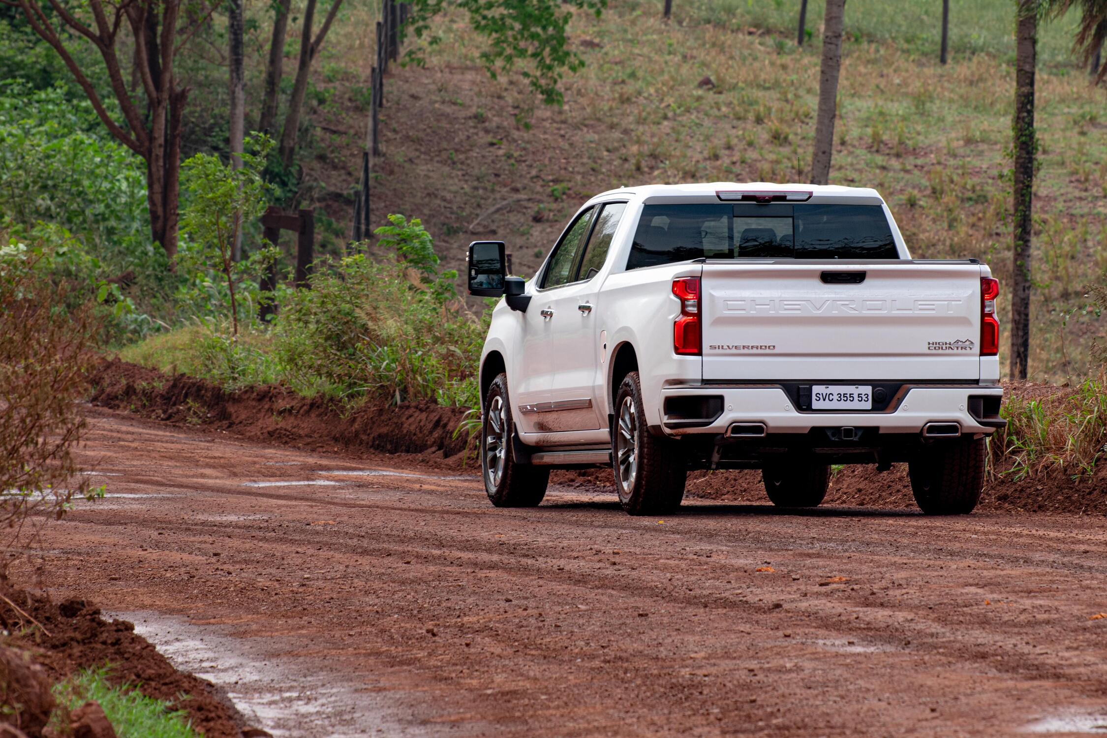 O modelo que chega ao Brasil é a Silverado High Country