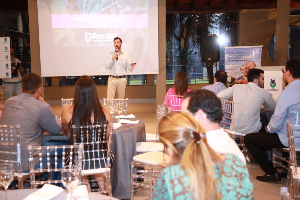 Durante o evento houve palestra com o tema Desafios do Mercado do Boi Gordo e Suas Oportunidades, com o zootecnista Caio Rossato