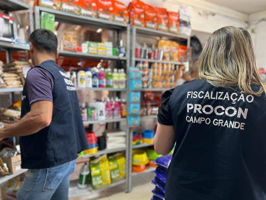 Procon realiza fiscalização de validade dos produtos e medicações em Pets Shops