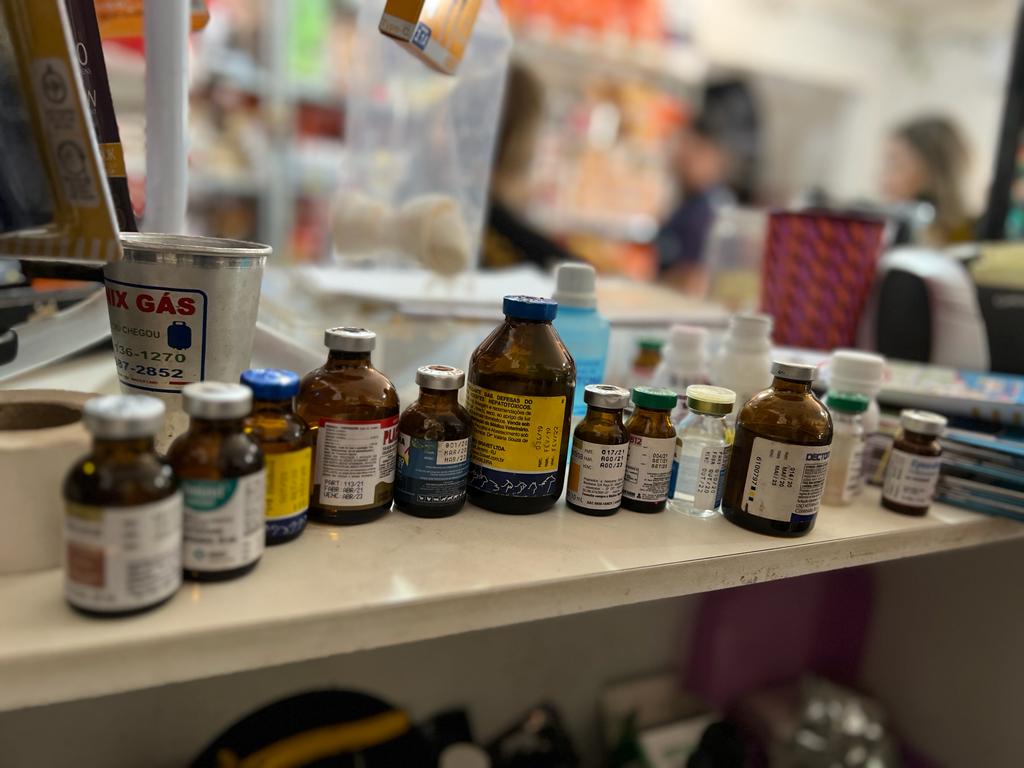 Procon realiza fiscalização de validade dos produtos e medicações em Pets Shops