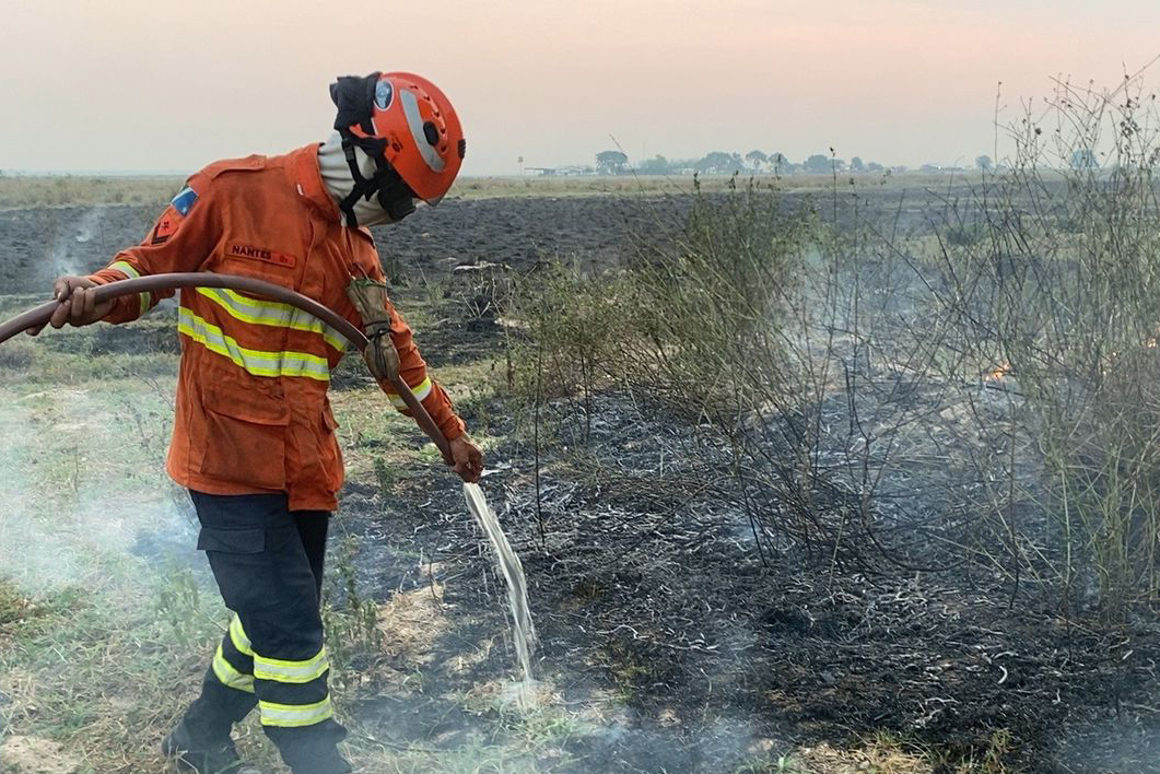 Bombeiros combatem incêndio no Pantanal divisa com MT 