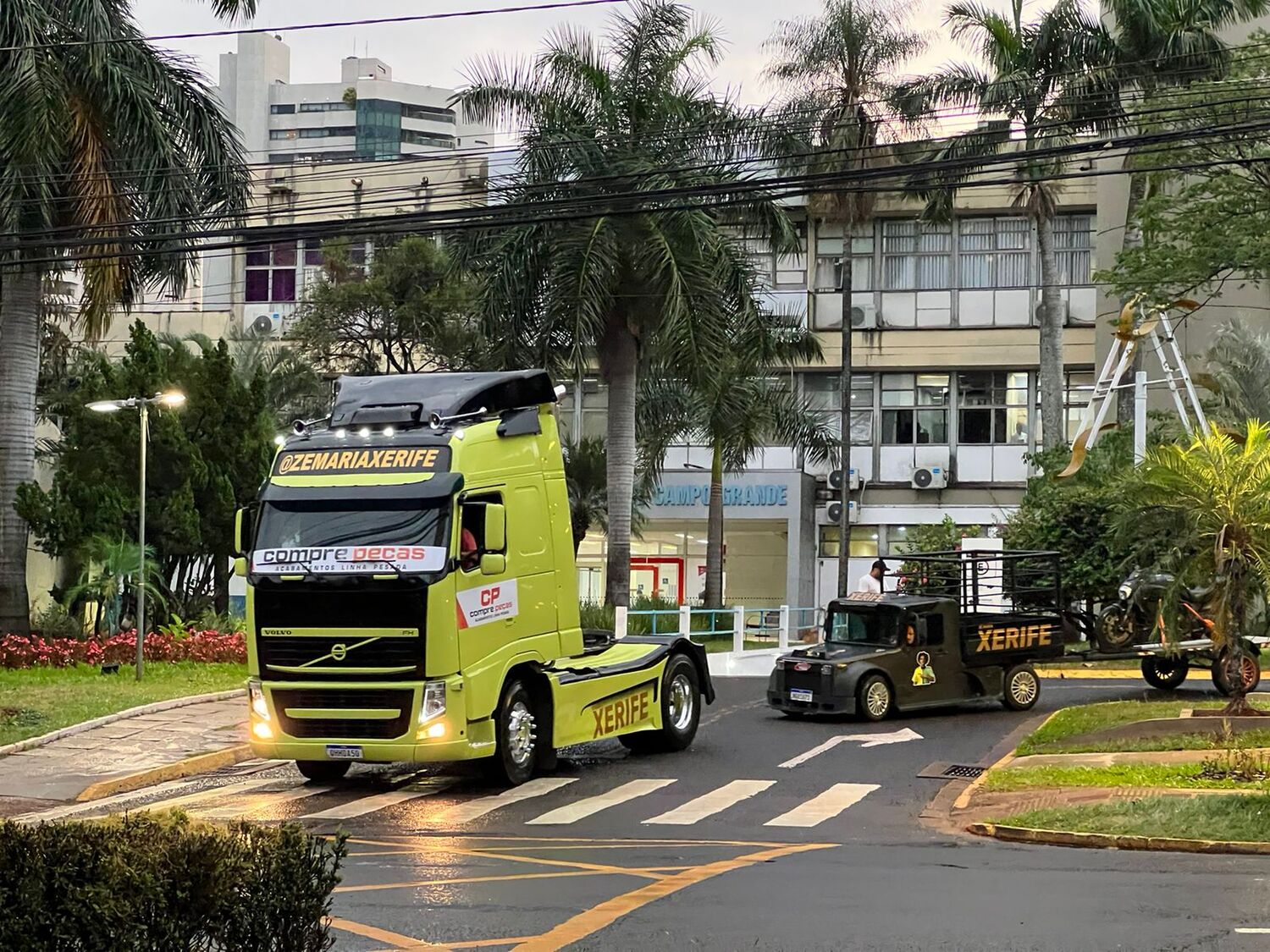 Os velozes caminhões passaram pelo Paço Municipal