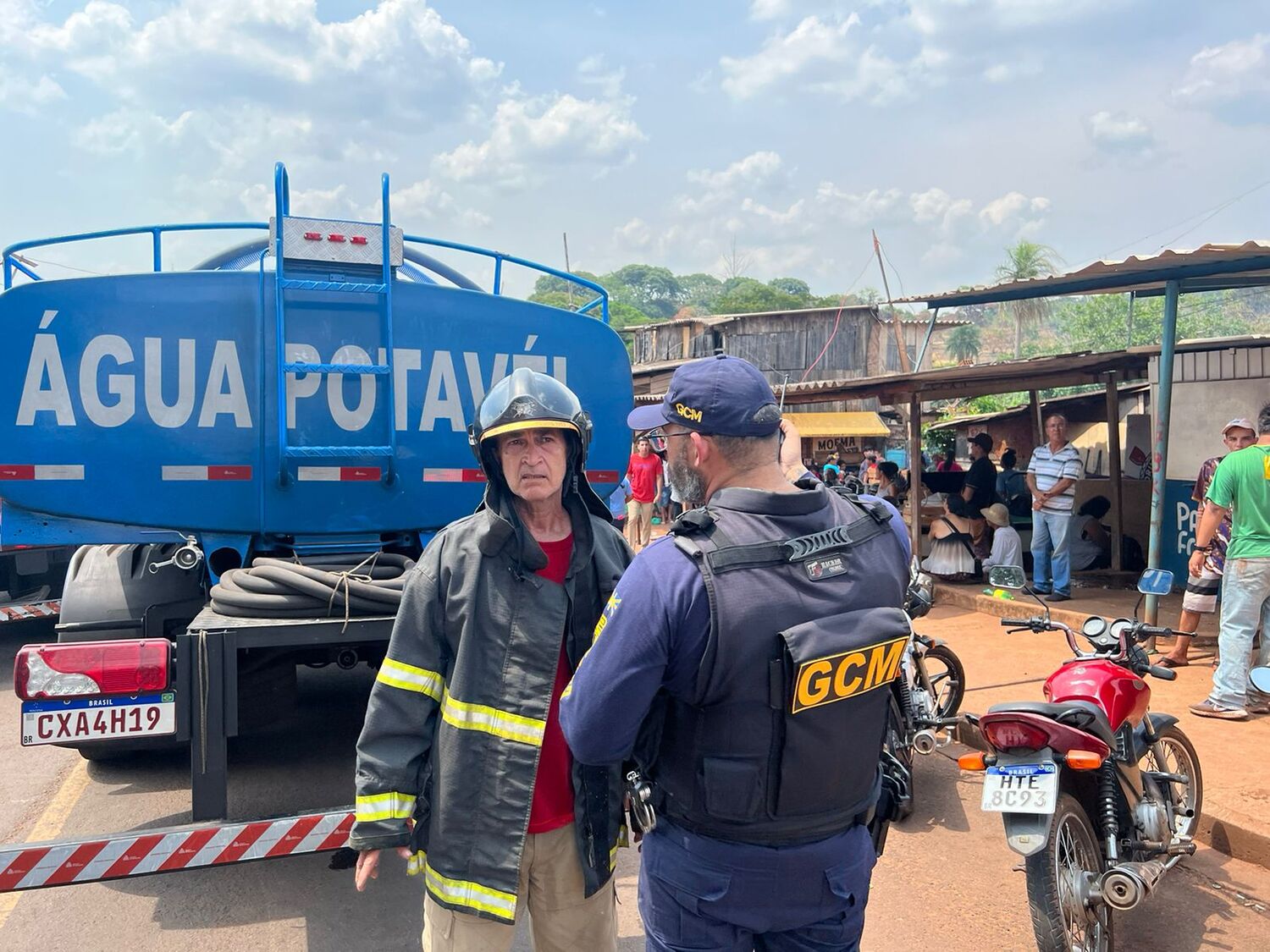 Caminhões pipa deslocaram-se até o foco do ocorrido
