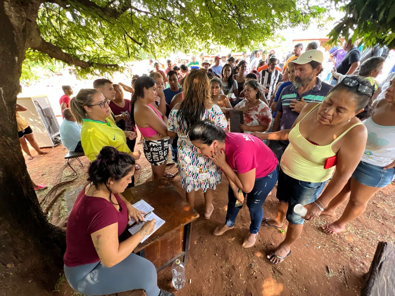 Equipes realizando atendimento à comunidade