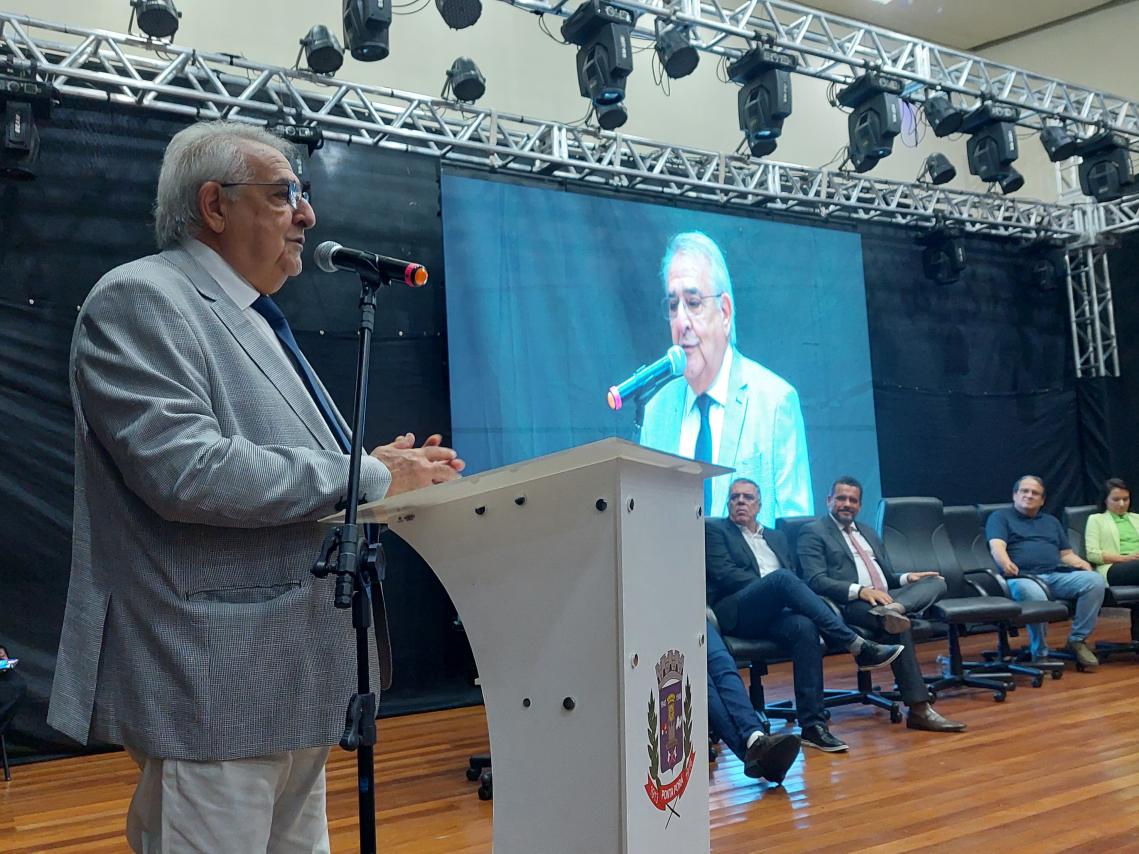 O presidente da Corte de Contas do Estado discursa após ser homenageado