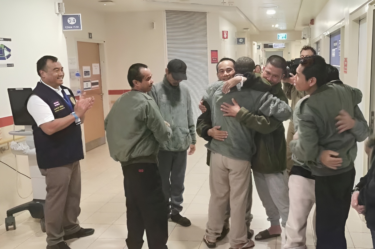 Tailandeses que foram libertados pelo grupo terrorista Hamas se abraçam após chegarem a Israel