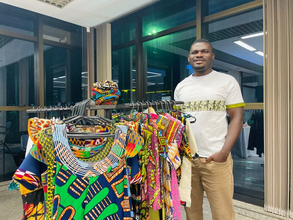 Kossi Ezou, da marca Ayele Tissu, expondo seu trabalho ilustra um dos exemplos de economia criativa
