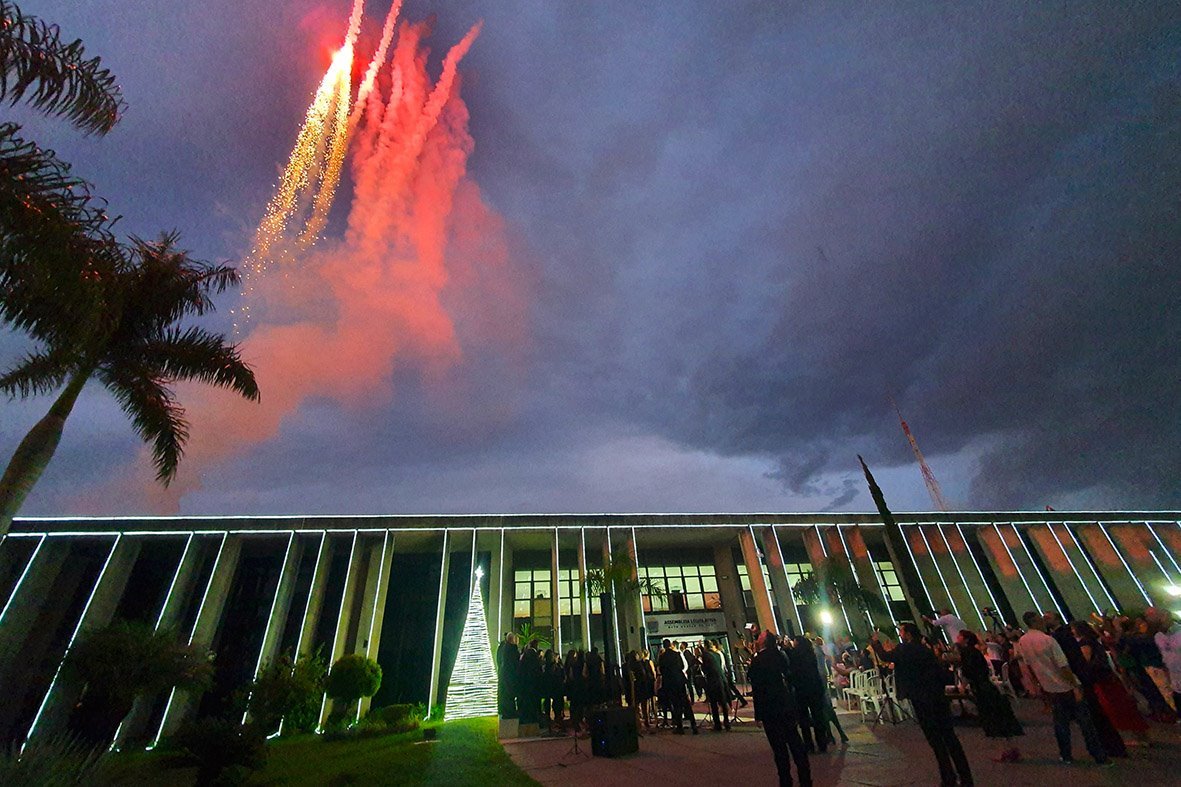 Explosão de luzes em contraste com o céu de nuvens escuras