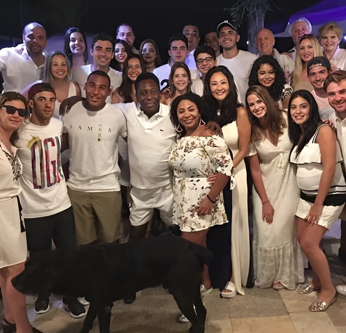 O maior jogador de futebol de todos os tempos teve sete filhos: Edinho, que também foi jogador, Joshua, Celeste, Kelly, Flávia, Jennifer e Sandra Regina, que chamou atenção há alguns anos por conta do imbróglio judicial para ser reconhecida pelo pai