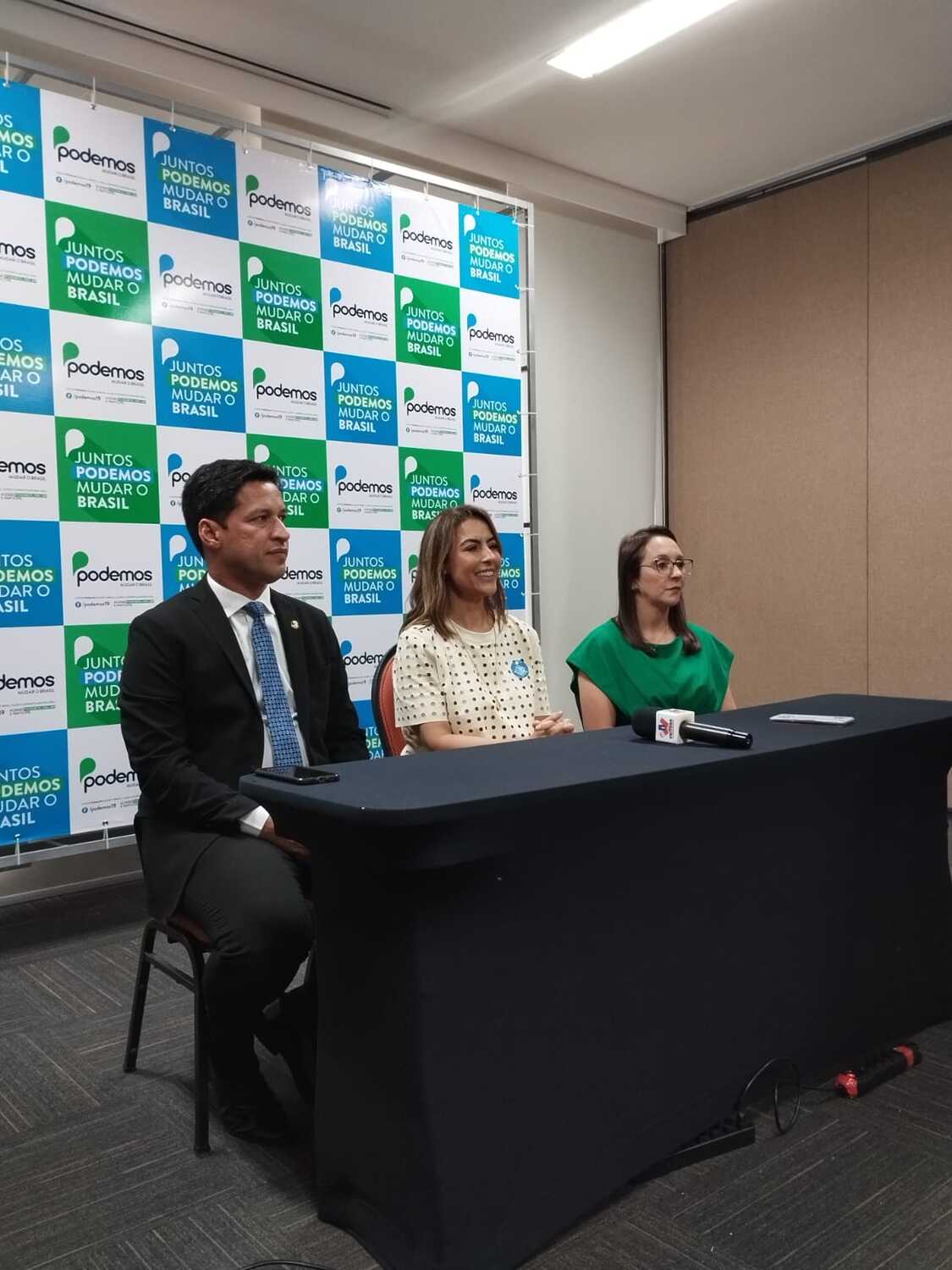 Soraya Thronicke em entrevista coletiva ao lado do presidente do Senado em exercício, senador Rodrigo Cunha e da presidente nacional do Podemos, Renata Abreu (Foto: Gustavo Reis)