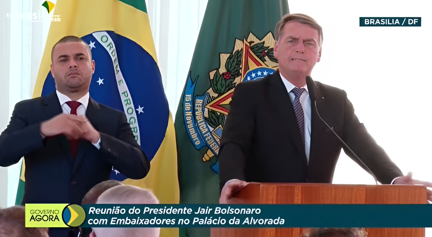 Presidente Jair Bolsonaro em reunião com embaixadores, durante a qual espalhou informações falsas sobre urnas eletrônicas
