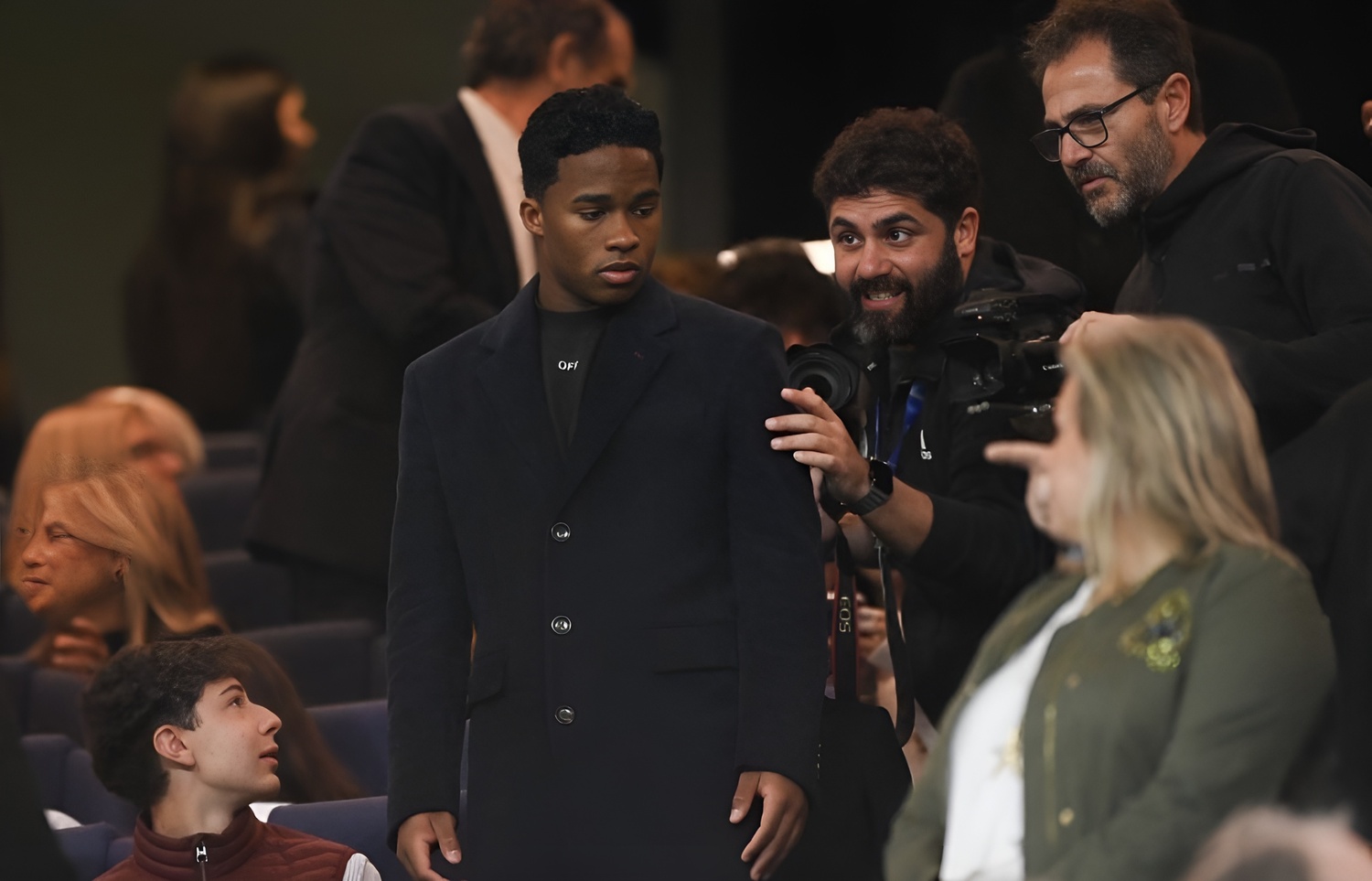 Endrick esteve nas tribunas do estádio do Real Madrid acompanhando seu futuro clube
