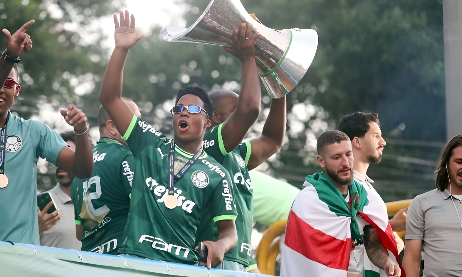Endrick com o troféu de campeão brasileiro na festa com os torcedores 