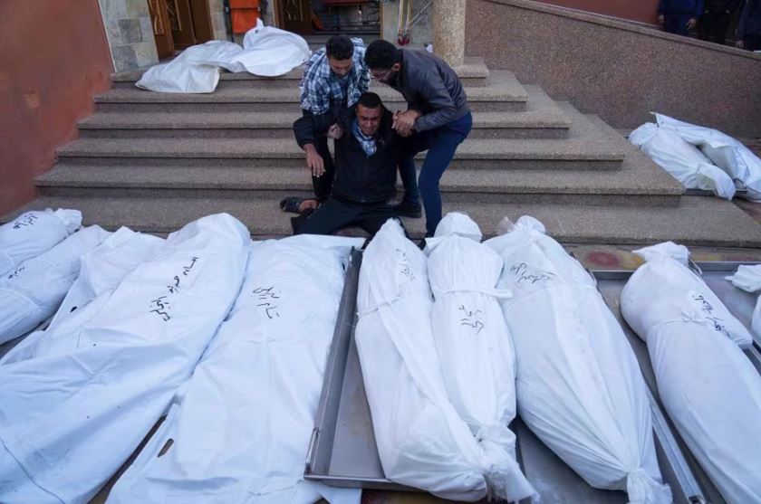 Palestinos lamentam seus parentes mortos no bombardeio israelense na Faixa de Gaza, no hospital em Khan Younis, neste domingo (3)