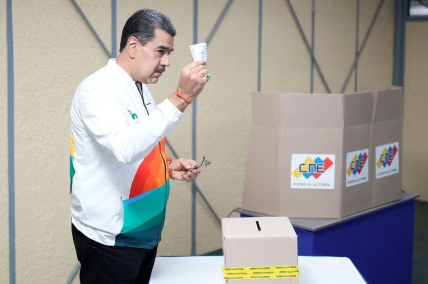 Presidente Nicolás Maduro em votação de referendo sobre a reivindicação de território