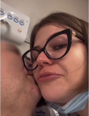 Mingau, baixista do Ultraje a Rigor, ao lado da filha, Isabella Aglio, em UTI de hospital