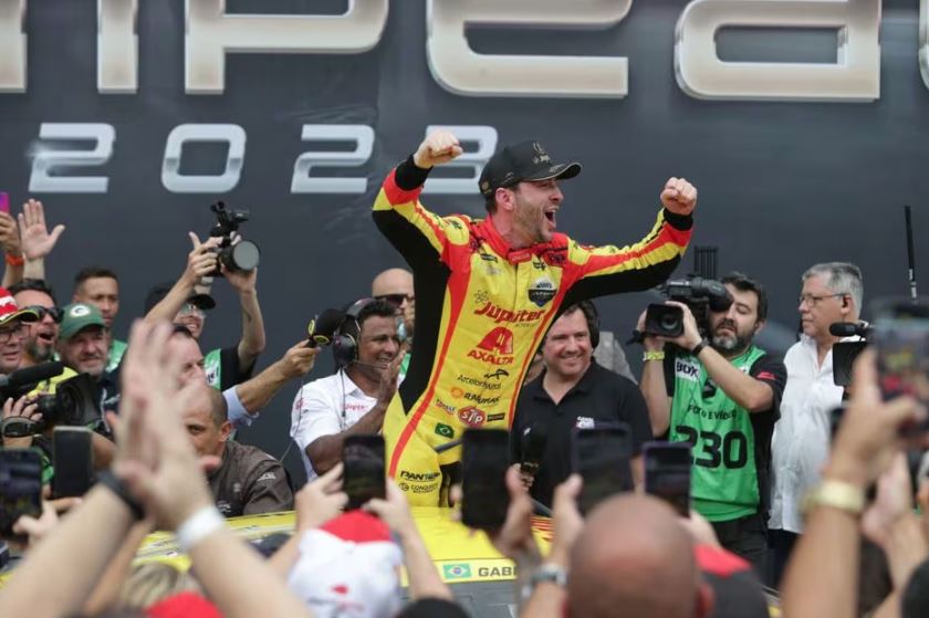Gabriel Casagrande celebra conquista do bicampeonato da Stock Car