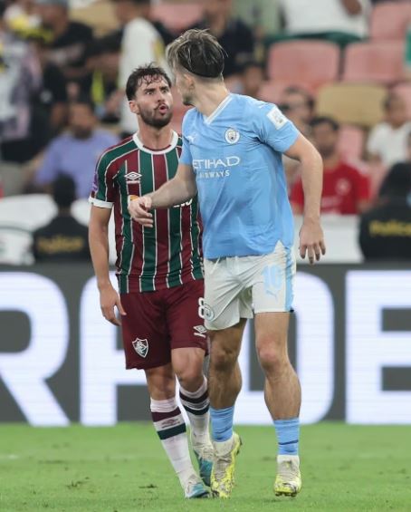 Jack Grealish provoca Martinelli durante a final do Mundial de Clubes, em Jeddah