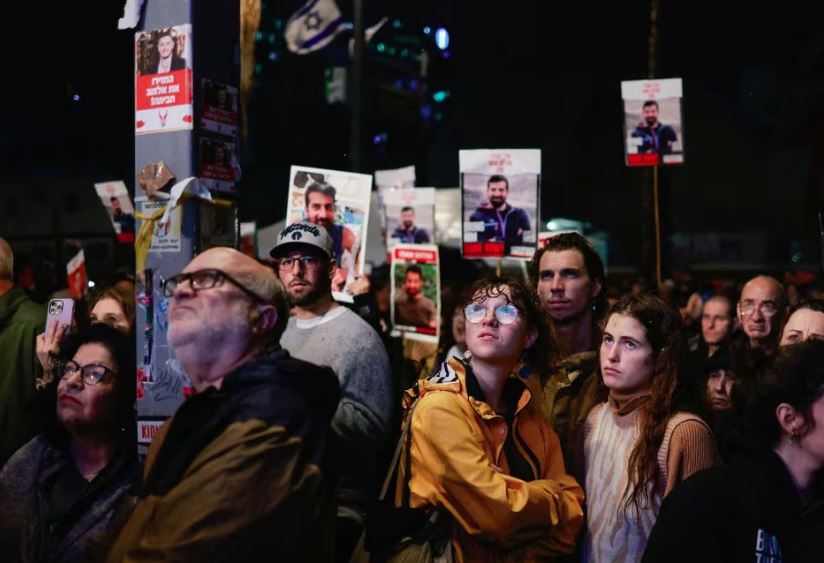 Famílias dos reféns e sociedade civis israelense protestam pela libertação dos sequestrados que ainda estão na Faixa de Gaza