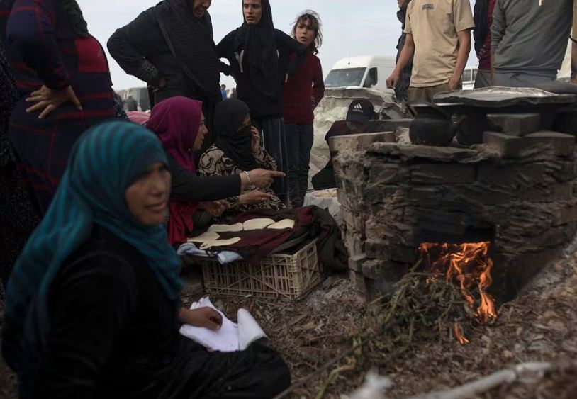 Civis palestinos deslocados por conta da guerra entre Israel e o grupo terrorista Hamas na Faixa de Gaza preparam pão em Rafah, na fronteira do Egito com a Faixa de Gaza