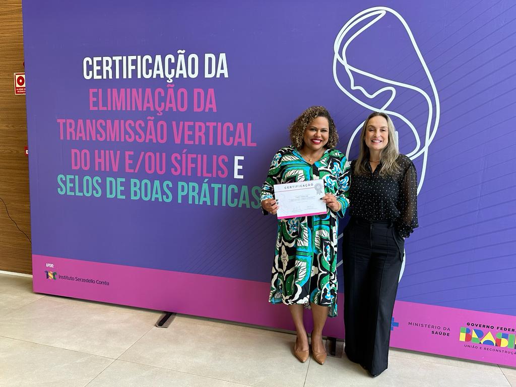 Isabelle Mendes de Oliveira segurando o certificado