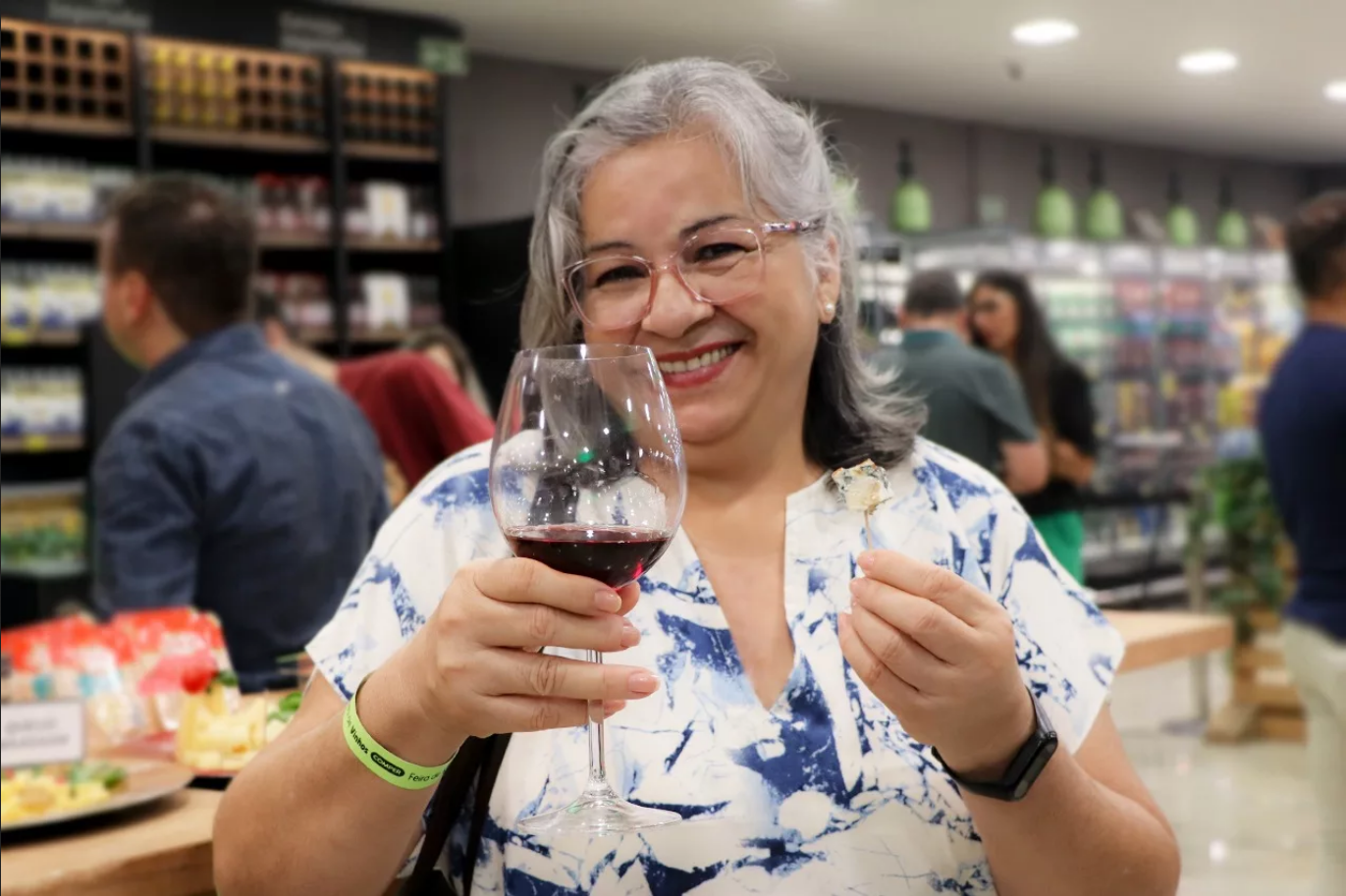 Consumidora degusta um dos vinhos da adega da rede de supermercados Comper,  que conta com marcas exclusivas e edições limitadas