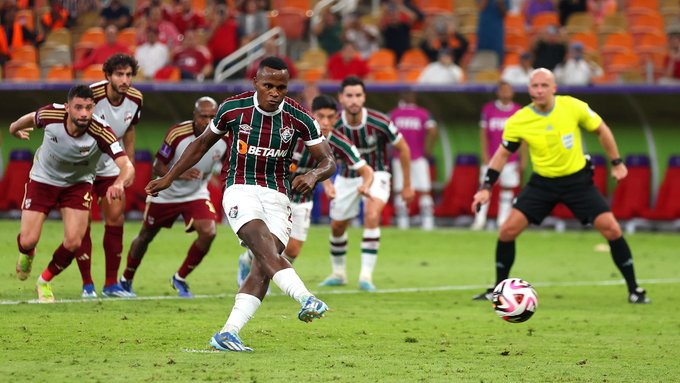 Jhon Arias marcou o primeiro gol da partida de pênalti