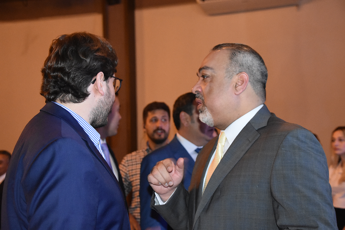 O diretor de relações internacionais da Fiems, Aurélio Rocha comprimenta o cônsul Alípio Marcus Laca Oliveira