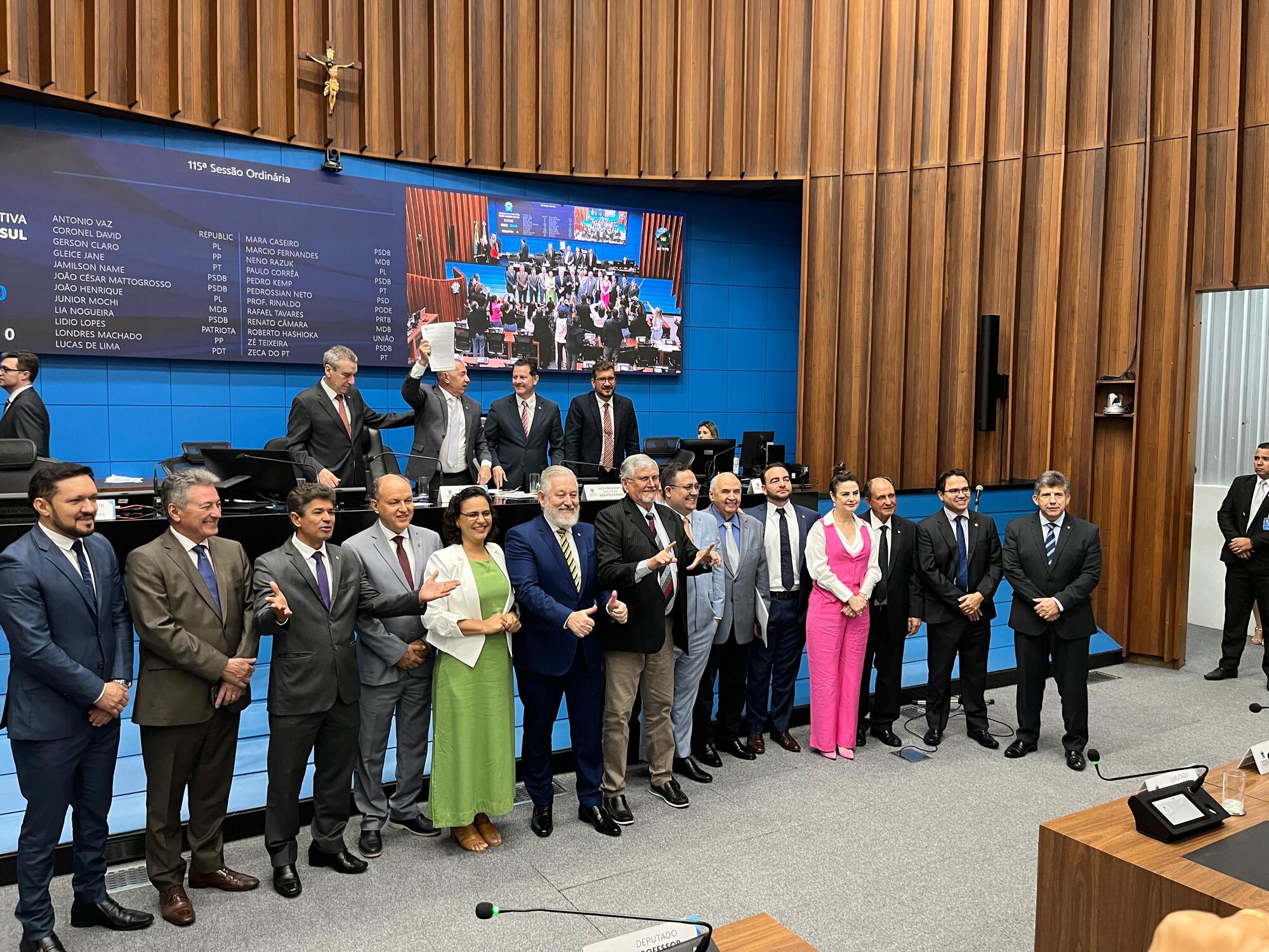 Deputados celebram a aprovação da lei