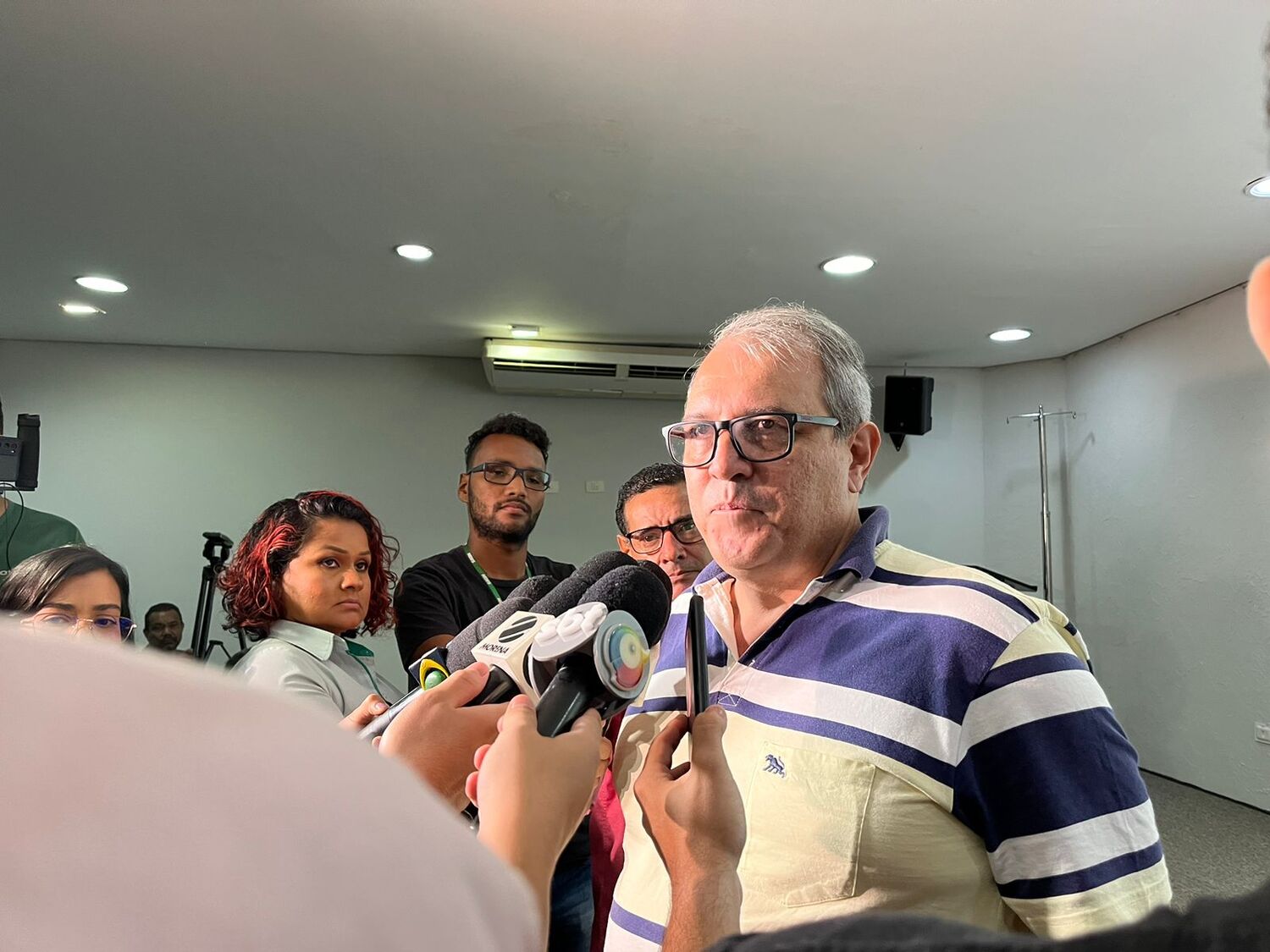 O diretor operacional do Consórcio Guaicurus, Paulo Vitor fala com a imprensa (Foto: Gabriela Nascimento)