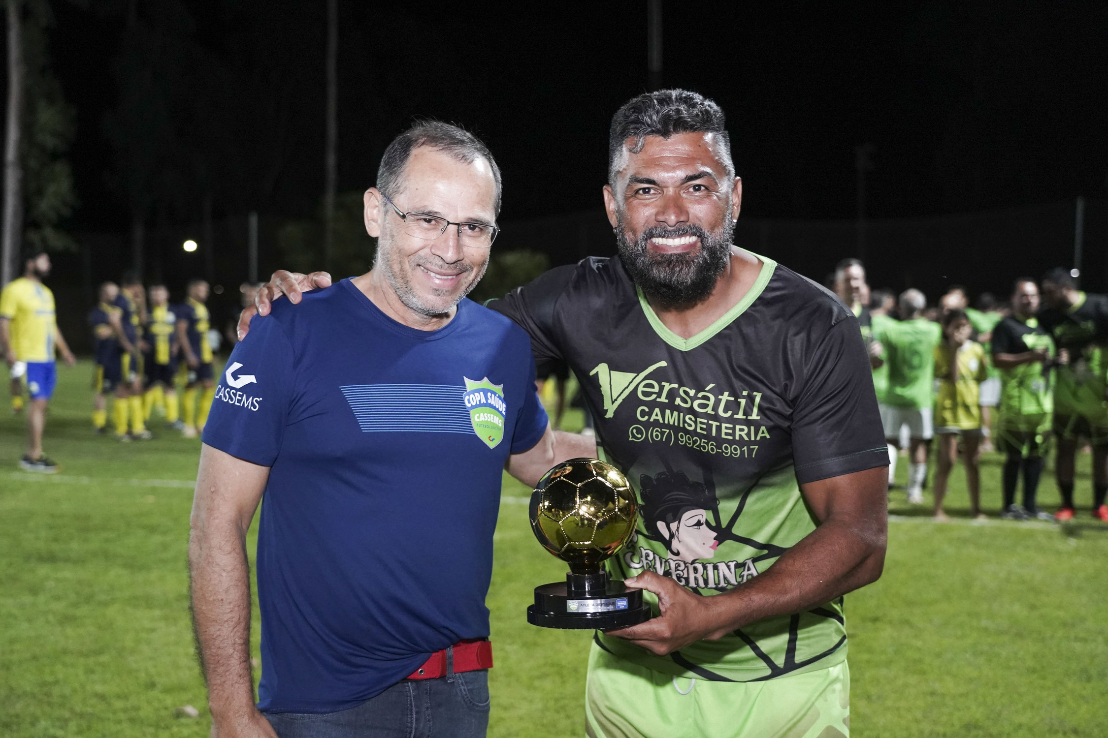 O coordenador da Copa Cassems, Wilson Xavier entrega a Reinaldo da Silva Santos do Patrimonial Versátil o prêmio de atleta desaque na categoria veterano