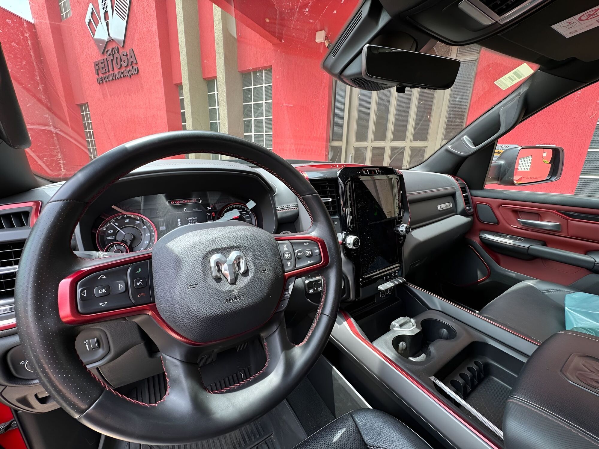 Conforto e Luxo Interior Com um interior revestido em couro e múltiplas opções de conectividade, incluindo USB e um amplo console central, o conforto e a experiência do usuário são elevados, mas podem influenciar na desvalorização e custos de manutenção d
