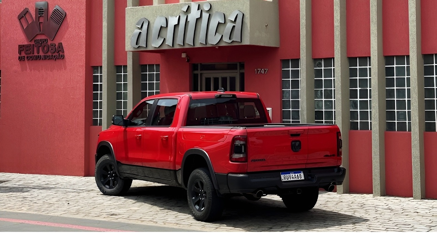  Uma característica notável da Ram 1500 Rebel é a inclusão de compartimentos de armazenamento inovadores nos para-lamas. Cada um desses compartimentos oferece cerca de 105 litros de capacidade, proporcionando uma solução de armazenamento alternativa e úti