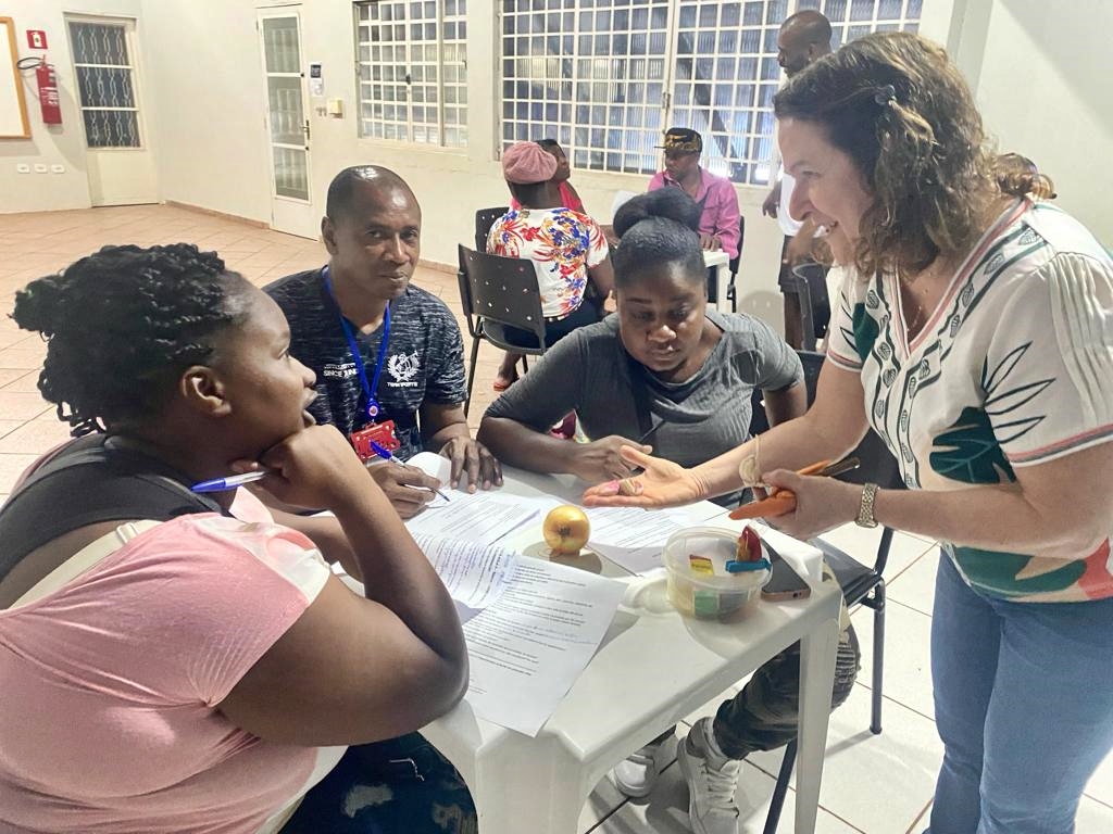 A professora voluntária Rosa Asmus durante aula para os migrantes internacionais (Foto: UEMS Acolhe)