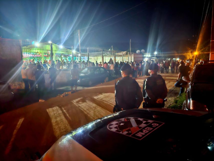 Policiais militares reforçando a segurança em regiões de aglomeração durante o Pré-Carnaval