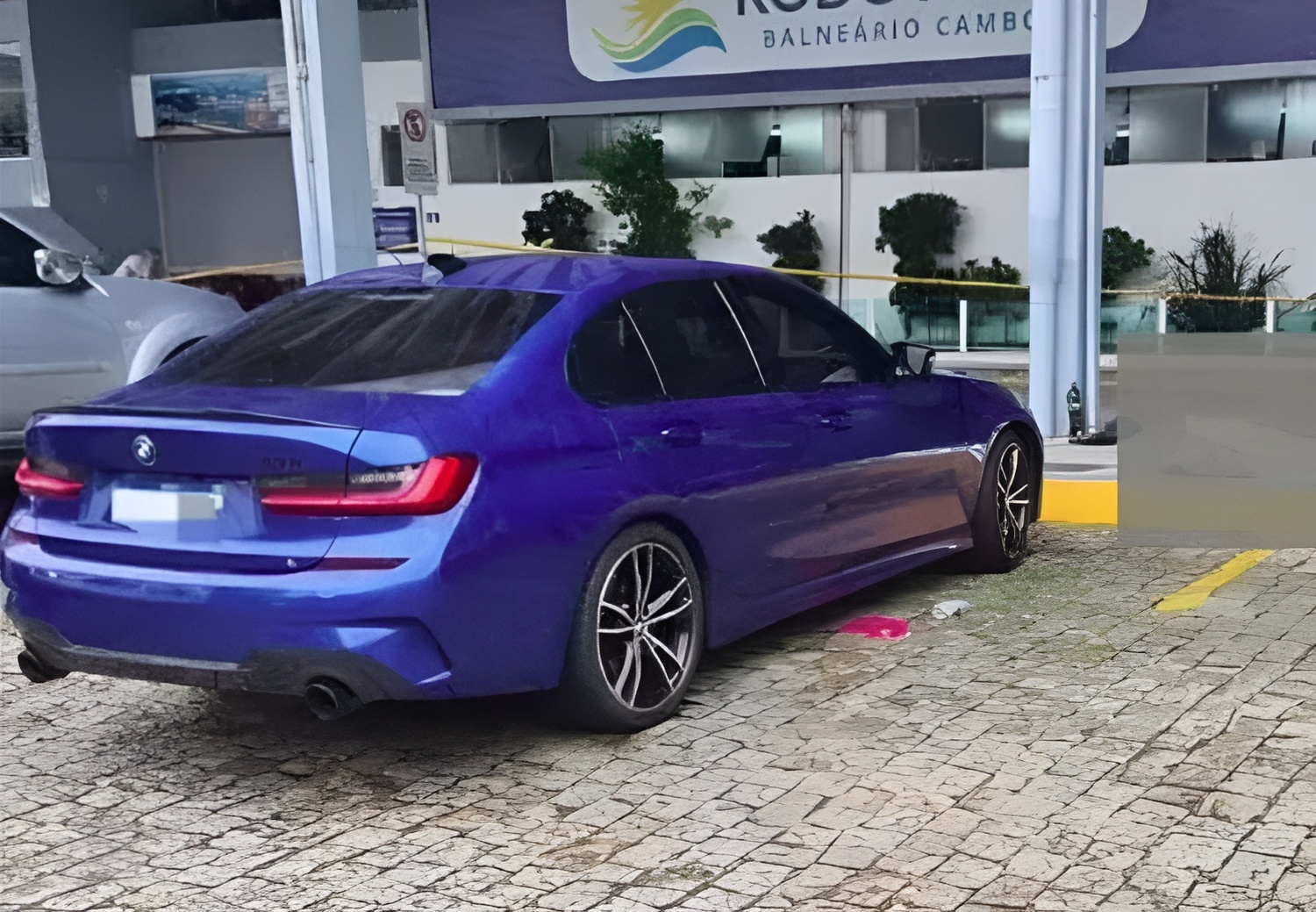 Carro da marca BMW em que jovens estavam em Balneário de Camboriú, em Santa Catarina