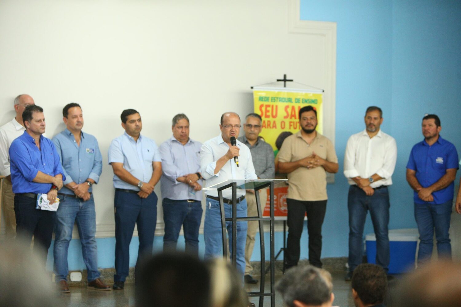 Barbosinha e Helio Daher acompanhados por diretores e servidores da educação