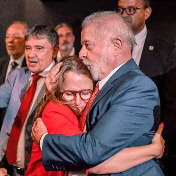 Influenciadora Karina Santos com o presidente Luiz Inácio Lula da Silva. A recifense expôs sofrer ameaças de seguidores de Michelle Bolsonaro, após a ex-primeira dama postar o perfil de Karina em seu Instagram