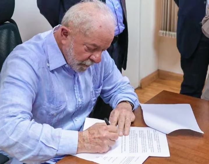 Lula assinou decreto de intervenção federal na segurança pública de Brasília, em 8 de janeiro; medida foi alternativa ao decreto de GLO, desestimulado por Janja