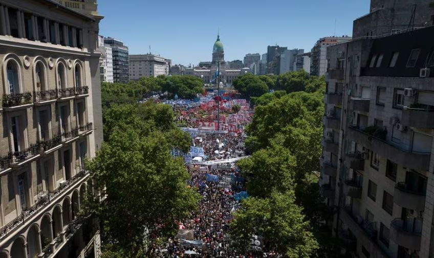 Imagem aérea do protesto em frente ao Congresso da Argentina