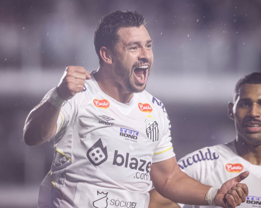 Com dois gols, Giuliano foi o destaque da partida