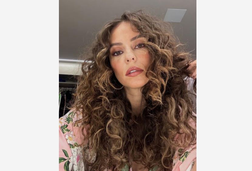 Paolla Oliveira é atriz e rainha de bateria da Grande Rio