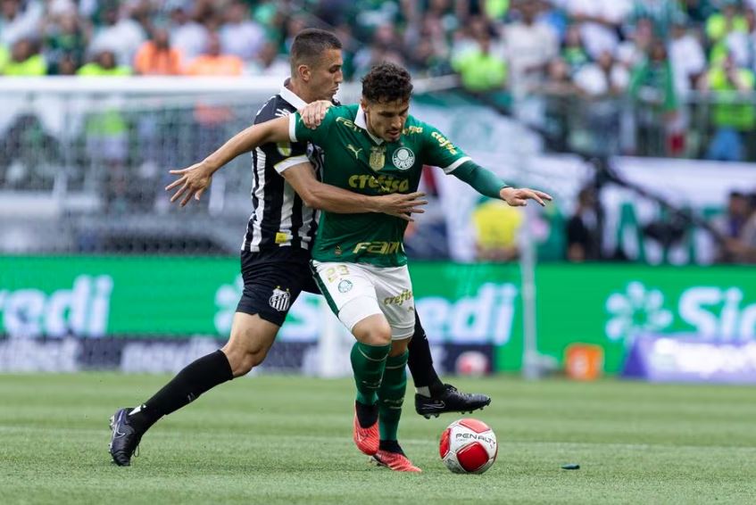 Raphael Veiga marcou o primeiro gol do Palmeiras no clássico com o Santos