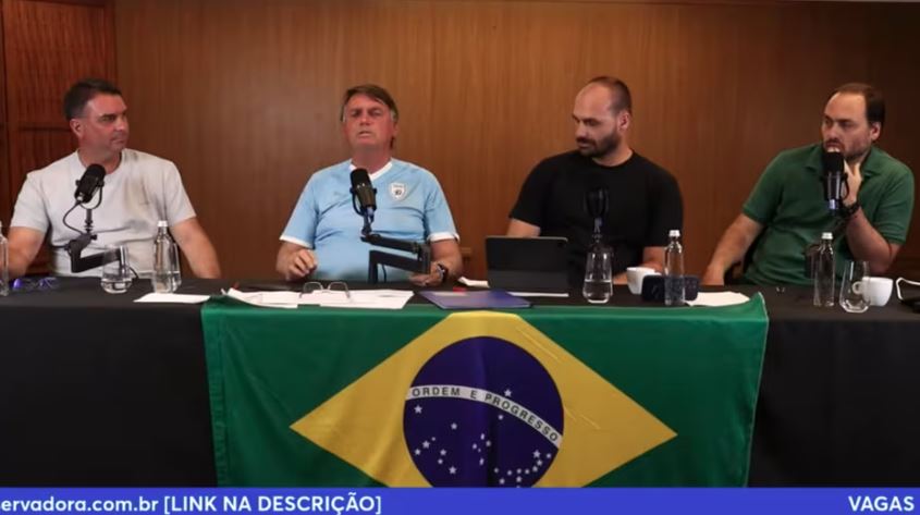 Jair Bolsonaro faz transmissão ao vivo nas redes sociais com filhos políticos