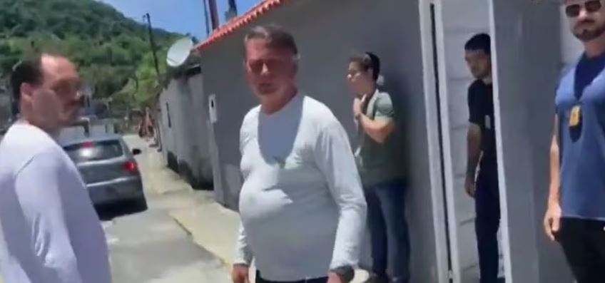 Carlos Bolsonaro e Jair Bolsonaro na casa da família em Angra dos Reis