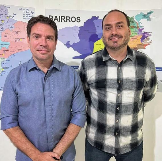 O deputado Alexandre Ramagem, ex-diretor da Abin, e o vereador Carlos Bolsonaro
