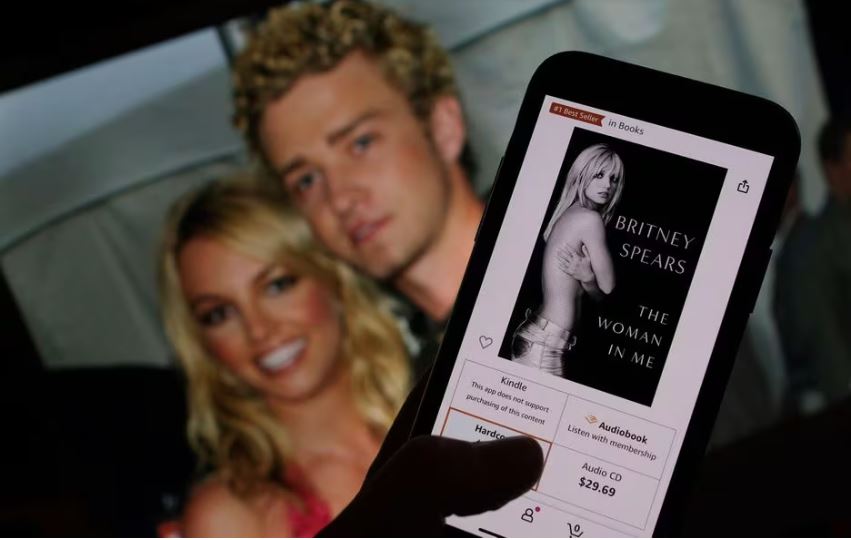 Revelações do livro de Britney Spears geraram a fúria de fãs da cantora contra Justin; tentativa de desbancar a faixa 'Selfish' é reflexo disso