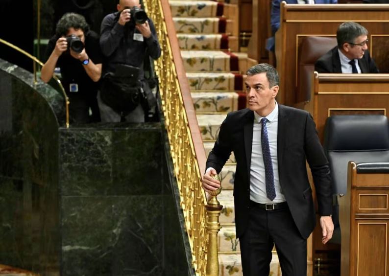 O primeiro-ministro da Espanha, Pedro Sanchez, na sessão plenária da votação do polêmico projeto de lei de anistia do governo, no Congresso dos Deputados em Madri, em 30 de janeiro de 2024