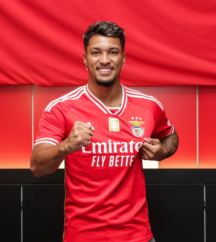 Marcos Leonardo com o uniforme do Benfica