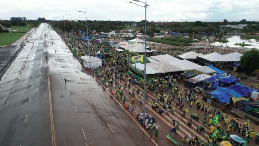 Concentração de manifestantes extremistas em frente ao QG do Exército, em Brasília, em 7 de janeiro de 2023. Alegando fraude eleitoral em 2022, acampamentos clamavam por GLO